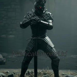 K&ouml;nnte beinhalten: Eine dunkle Gestalt in schwarzer R&uuml;stung, die ein Schwert h&auml;lt. Die R&uuml;stung weist komplizierte Details und einen Helm mit kronenartiger Struktur auf. Die Figur steht in einer schwach beleuchteten, felsigen Umgebung. Der Text "NauticalEmpireLtd" ist sichtbar.