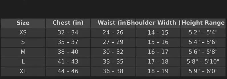 K&ouml;nnte beinhalten: Eine Gr&ouml;&szlig;entabelle mit Ma&szlig;en in Zoll f&uuml;r Brust, Taille, Schulterbreite und K&ouml;rpergr&ouml;&szlig;e. Die Gr&ouml;&szlig;en reichen von XS bis XL, mit entsprechenden Ma&szlig;en f&uuml;r jede Gr&ouml;&szlig;e. Die Tabelle wird auf dunklem Hintergrund angezeigt.