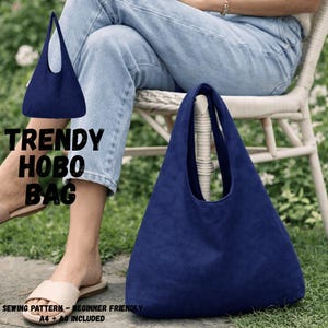 Peut inclure: Un sac hobo bleu marine de forme triangulaire avec une seule bandoulière. Le sac est fait d'une matière douce et porte le texte "TRENDY HOBO BAG". L'image comprend également le texte "SEWING PATTERN - BEGINNER FRIENDLY A4 + A0 INCLUDED".