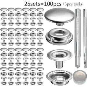 Könnte beinhalten: Ein Set aus 25 silberfarbenen Metalldruckknopf-Kits mit insgesamt 100 Teilen, inklusive 3 Metall-Installationswerkzeugen. Der Text 25sets=100pcs +3pcs tools ist oben sichtbar. Jedes Set besteht aus vier verschiedenen runden Metallkomponenten.