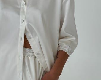 Oversized satijnen overhemd: blouse met lange mouwen en knopen