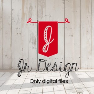 Op de afbeelding: Een rode banner met een witte "J" erin hangt aan een witte houten achtergrond. De tekst "Jr Design" en "Only digital files" staat onder de banner.