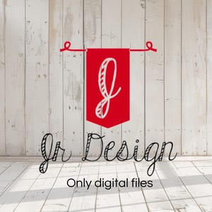Może przedstawiać: Czerwona wstążka z białą literą "J" w środku wisi na białym drewnianym tle. Pod wstążką widnieje napis "Jr Design" i "Only digital files".