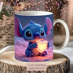 Può includere: Una tazza in ceramica bianca con un personaggio dei cartoni animati blu che tiene un cuore luminoso. Il personaggio ha grandi orecchie e grandi occhi. Lo sfondo è un gradiente viola e rosa con nuvole. La tazza è da 11 oz o 15 oz. File digitale solo.