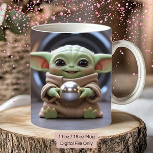 K&ouml;nnte beinhalten: Eine wei&szlig;e Keramiktasse mit einem bunten Bild eines gr&uuml;nen Charakters, der eine silberne Kugel h&auml;lt. Die Tasse hat einen Henkel und den Text "11 oz / 15 oz Mug Digital File Only" auf dem Boden.