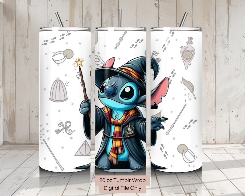 Op de afbeelding: Een 20 oz tumbler wrap met een blauw Stitch-personage dat is verkleed als tovenaar met een gele en rode sjaal. De achtergrond is wit met een grijs patroon van voetafdrukken, sleutels en andere tovervoorwerpen.
