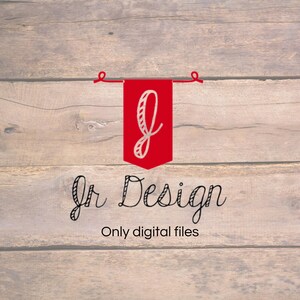 K&ouml;nnte beinhalten: Ein rotes Banner mit einem wei&szlig;en Buchstaben "J" h&auml;ngt an einem Holzgrund. Der Text "Jr Design" und "Only digital files" steht unter dem Banner.