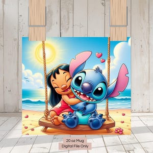 Może przedstawiać: Niebieska i fioletowa postać Stitch z filmu Disneya Lilo & Stitch przytula dziewczynkę z długimi brązowymi włosami. Oboje siedzą na huśtawce na plaży z błękitnym niebem i białymi chmurami w tle.