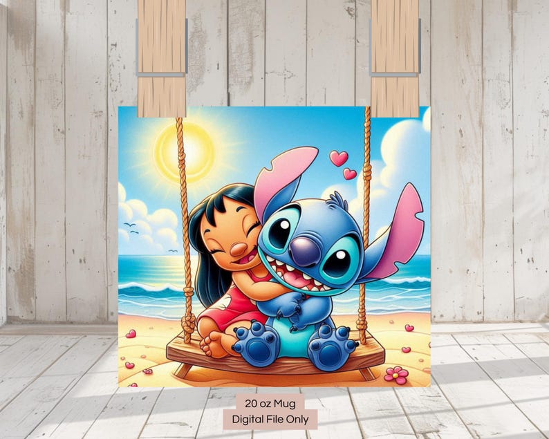 Może przedstawiać: Niebieska i fioletowa postać Stitch z filmu Disneya Lilo & Stitch przytula dziewczynkę z długimi brązowymi włosami. Oboje siedzą na huśtawce na plaży z błękitnym niebem i białymi chmurami w tle.