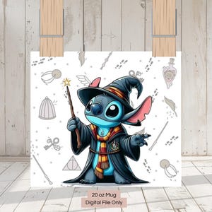 Op de afbeelding: Een blauw Stitch-personage verkleed als tovenaar met een puntige hoed, die een toverstaf vasthoudt en een Hogwarts-achtige robe draagt met een gele en rode sjaal. De achtergrond is wit met een patroon van voetafdrukken, sleutels en andere magische symbolen.