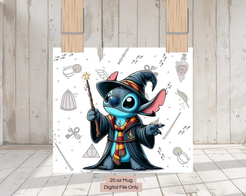Op de afbeelding: Een blauw Stitch-personage verkleed als tovenaar met een puntige hoed, die een toverstaf vasthoudt en een Hogwarts-achtige robe draagt met een gele en rode sjaal. De achtergrond is wit met een patroon van voetafdrukken, sleutels en andere magische symbolen.
