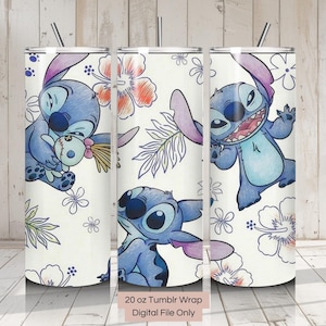 Peut inclure: Un habillage de gobelet blanc de 20 oz avec un motif de personnage de dessin animé bleu et blanc. Le personnage est Stitch de Lilo & Stitch. Le motif comprend des fleurs et des feuilles.
