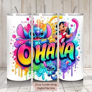 Może przedstawiać: Biała osłona na kubek o pojemności 20 uncji z kolorowym wzorem z napisem "OHANA" w dużych, wielokolorowych literach. Projekt zawiera postacie z kresk&oacute;wek i żywe plamy r&oacute;żu, błękitu, ż&oacute;łci i zieleni.