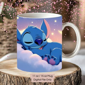 Könnte beinhalten: Eine weiße Keramiktasse mit einer blauen Comicfigur, die auf einer Wolke schläft. Die Figur hat einen blauen Körper, rosa Ohren und eine rosa Nase. Der Hintergrund ist ein lilafarbener Himmel mit weißen Sternen. Die Tasse ist 11 oz oder 15 oz. Der Text "Nur digitales File" befindet sich am Boden der Tasse.