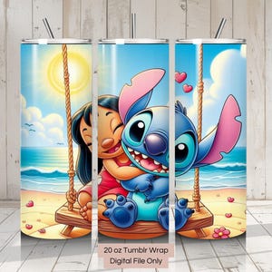 Może przedstawiać: Okładka na kubek o pojemności 20 uncji z postaciami Stitch i Lilo z filmu Disneya Lilo & Stitch. Stitch jest niebieski z jasnoniebieskim i białym wzorem. Lilo ma na sobie czerwoną sukienkę i długie czarne włosy. Tło to scena plażowa z huśtawką.