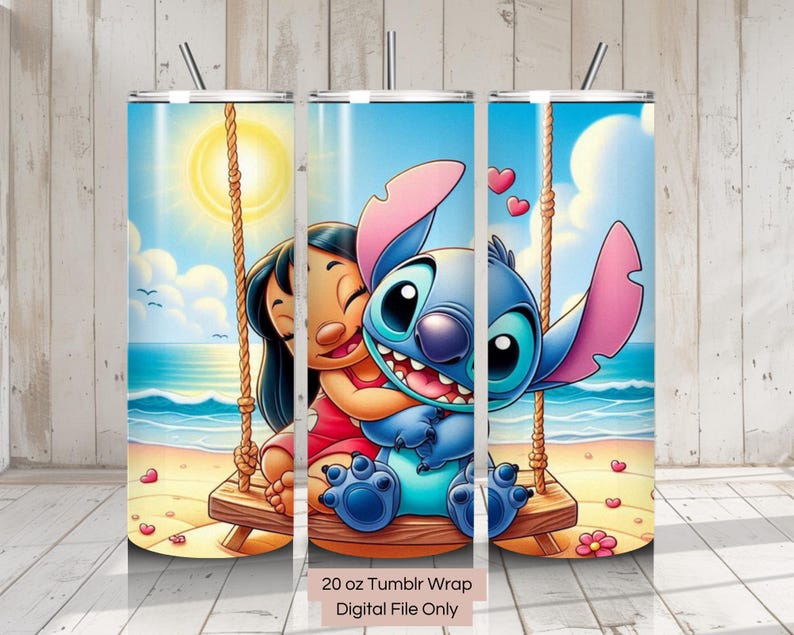 Może przedstawiać: Okładka na kubek o pojemności 20 uncji z postaciami Stitch i Lilo z filmu Disneya Lilo & Stitch. Stitch jest niebieski z jasnoniebieskim i białym wzorem. Lilo ma na sobie czerwoną sukienkę i długie czarne włosy. Tło to scena plażowa z huśtawką.
