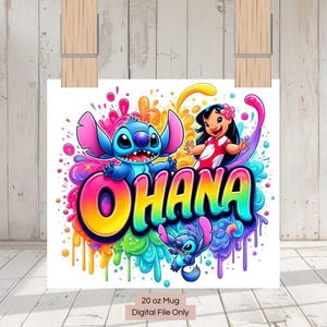 Może przedstawiać: Żywy nadruk z napisem "OHANA" w kolorowym stylu graffiti, z postaciami Stitcha i Lilo z filmu animowanego. Projekt zawiera małego Stitcha i grafikę kubka o pojemności 591 ml.