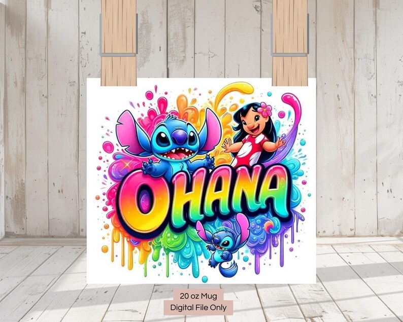 Może przedstawiać: Żywy nadruk z napisem "OHANA" w kolorowym stylu graffiti, z postaciami Stitcha i Lilo z filmu animowanego. Projekt zawiera małego Stitcha i grafikę kubka o pojemności 591 ml.