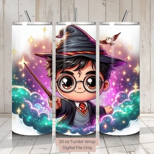 Può includere: Un involucro per bicchiere da 20 oz con un'illustrazione di cartone animato di Harry Potter con la sua uniforme di Hogwarts, che tiene una bacchetta magica, su uno sfondo magico di stelle e nuvole. Il design è perfetto per i fan della serie di Harry Potter.