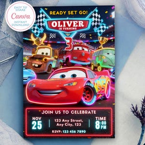 Può includere: Un invito per una festa di compleanno con il personaggio animato Saetta McQueen del film Cars. L'invito include il testo "READY SET GO!" e "OLIVER IS TURNING 3". Sono inclusi anche data, ora, indirizzo e informazioni RSVP.