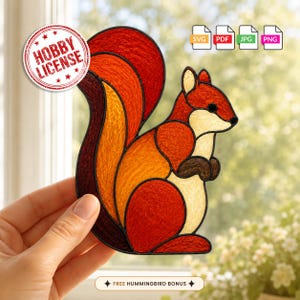 Könnte beinhalten: Ein Eichhörnchen-Sonnenfänger im Buntglas-Stil mit segmentierten Abschnitten in Rot-, Orange-, Gelb- und Cremetönen mit schwarzen Umrandungen. Ein runder Stempel zeigt HOBBY LICENSE sowie Symbole für SVG-, PDF-, JPG- und PNG-Dateiformate.