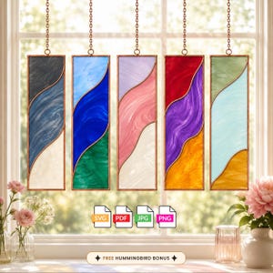 Puede incluir: Cinco paneles rectangulares de vidrieras con costuras onduladas, cada uno con dos colores distintos. Los paneles cuelgan de cadenas metálicas. Debajo, cuatro iconos blancos etiquetados como SVG, PDF, JPG y PNG, seguidos del texto FREE HUMMINGBIRD BONUS.