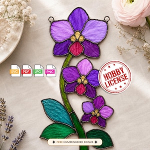 Könnte beinhalten: Ein Orchideen-Wandbehang aus Buntglas mit drei violetten und magentafarbenen Blüten mit gelben Zentren, grünen Blättern und einem dunklen Metallrahmen. Enthält Symbole für SVG, PDF, JPG, PNG-Dateien, einen roten Hobby License-Stempel und den Text Free Hummingbird Bonus.