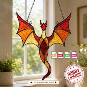 Puede incluir: Un atrapasoles de vidriera con forma de dragón, compuesto por paneles de vidrio texturizado en degradado rojo, naranja y amarillo, unidos por perfiles metálicos oscuros. El dragón cuelga de dos cadenas negras. Iconos de SVG, PDF, JPG y PNG.