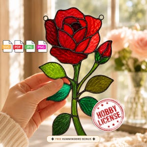 Könnte beinhalten: Ein Buntglas-Sonnenfänger in Form einer roten Rose mit einer kleineren Knospe, grünen Blättern und einem Stiel, alles schwarz umrandet. Das Design enthält Symbole für SVG-, PDF-, JPG- und PNG-Dateien sowie einen roten Hobby License Stempel.