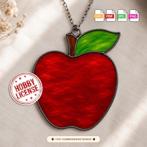 Könnte beinhalten: Ein Apfel-Anhänger aus Buntglas mit einem leuchtend roten Körper, einem braunen Stiel und einem grünen Blatt, der an einer Metallkette hängt. Das Bild enthält Symbole für SVG-, PDF-, JPG- und PNG-Dateien, einen runden Stempel mit HOBBY LICENSE und den Text FREE HUMMINGBIRD BONUS.