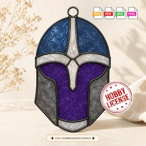 Puede incluir: Un atrapasoles de vidriera con forma de casco que presenta una parte superior azul, una placa frontal morada y paneles laterales grises, todo delineado con metal negro. Un acento blanco en forma de cruz divide las secciones. Incluye iconos SVG, PDF, JPG y PNG.