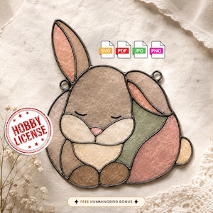 Könnte beinhalten: Ein digitales Design im Buntglas-Stil eines schlafenden Kaninchens mit texturierten braunen, rosafarbenen, grünen und cremefarbenen Segmenten, die schwarz umrandet sind. Das Bild enthält Dateiformat-Symbole für SVG, PDF, JPG, PNG, ein rotes HOBBY LICENSE-Abzeichen und den Text FREE HUMMINGBIRD BONUS.