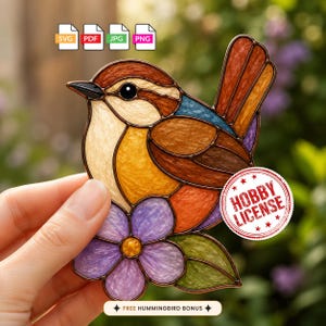 Könnte beinhalten: Eine digitale Illustration im Buntglas-Stil eines braunen Vogels, der auf einer violetten Blume mit grünen Blättern sitzt. Das Bild enthält Dateiformat-Symbole für SVG, PDF, JPG und PNG, ein rotes kreisförmiges Abzeichen HOBBY LICENSE und den Text FREE HUMMINGBIRD BONUS.
