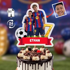 Puede incluir: Un adorno para pastel personalizado con dos jugadores de fútbol en camisetas azules y rojas, un balón de fútbol, un número siete dorado y una cinta roja con el nombre ETHAN. El adorno está sobre un pastel de chocolate con crema y frambuesa.