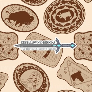 Può includere: Un motivo continuo con illustrazioni marroni a tema western su sfondo beige chiaro, tra cui un bisonte, un longhorn, stivali da cowboy e motivi floreali. Un grafico centrale mostra una spada con il testo DIGITAL SWORD DESIGNS.