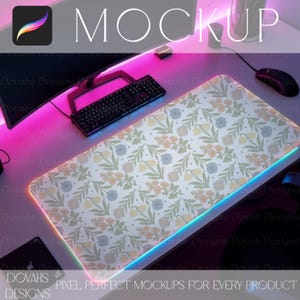 Peut inclure: Tapis de bureau rectangulaire avec un motif floral jaune, bleu et vert sur fond blanc. Le tapis a un bord lumineux, avec un clavier, une souris et un écran à proximité. Le mot "MOCKUP" est affiché en haut.