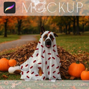 Puede incluir: Un perro disfrazado de fantasma blanco con patrones de cerezas rojas, sentado frente a una pila de hojas y calabazas. La palabra "MOCKUP" está en la parte superior, con "DOVAHS DESIGNS" y "PIXEL PERFECT MOCKUPS FOR EVERY PRODUCT" en la parte inferior.