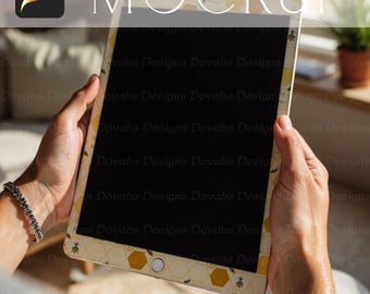 iPad Skin-mockup voor Procreate | Vrouwelijke handen links iPad-patroondisplay | Digitaal productmodel | Naadloos sublimatieoppervlaktepatroon