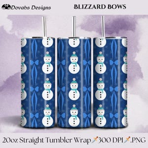Può includere: Tre involucri diritti per bicchieri da 590 ml con un motivo ripetuto di pupazzi di neve, fiocchi e fiocchi di neve su sfondo blu scuro. Ogni pupazzo di neve ha un cappello e una sciarpa blu. Il testo "BLIZZARD BOWS" e "20oz Straight Tumbler Wrap" sono visibili.