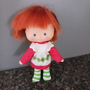 Muñeca Strawberry Shortcake de American Greetings.1979 Tiene cabello rojo enraizado y ojos azules pintados. Ropa original unida por GUC.