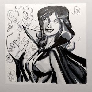 Peut inclure: Illustration en noir et blanc d'une femme en cape, avec un démon stylisé et de la fumée tourbillonnante. La femme a les cheveux foncés et sourit. La signature de l'artiste "Jeff Parker" est visible en bas à gauche.