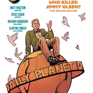 Peut inclure: Couverture de bande dessin&eacute;e pour "Superman's Pal Jimmy Olsen: Who Killed Jimmy Olsen? The Deluxe Edition." Avec Jimmy Olsen assis sur un globe avec le texte "Daily Planet". L'illustration comprend les noms de l'auteur, de l'artiste, du coloriste et du lettreur.