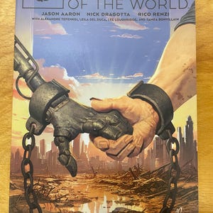 Op de afbeelding: Boekomslag van "Once Upon a Time at the End of the World". De afbeelding toont een mechanische hand die aan een menselijke hand is geketend, tegen de achtergrond van een verwoeste stad. De titel en auteursnamen zijn zichtbaar.