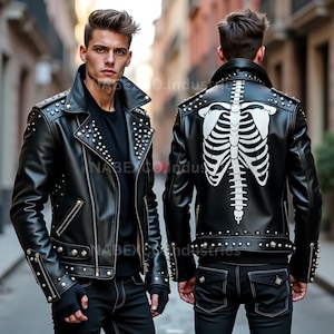 Op de afbeelding: Zwarte leren jas met zilveren studs en een wit skeletontwerp op de rug. De jas heeft een klassieke bikerstijl met een gekerfde kraag, asymmetrische rits en meerdere zakken. De mouwen hebben ritsen en studdetails.