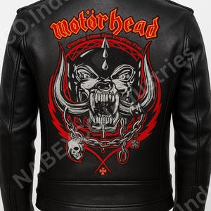 Op de afbeelding: Zwarte leren jas met een grote afbeelding op de rug. De afbeelding toont een schedel met slagtanden, kettingen en de bandnaam "Motörhead" in rode letters. De jas heeft een klassieke biker-stijl met een ritssluiting.