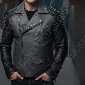 Chaqueta de cuero negra con tachuelas para hombre, estilo motero punk rock, moda urbana gótica.