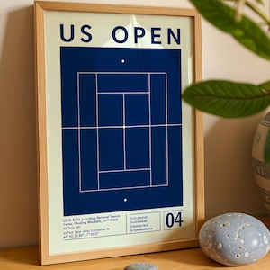 Vintage US Open tennisbana-tryck, minimalistisk mörkblå väggkonst (digital nedladdning)