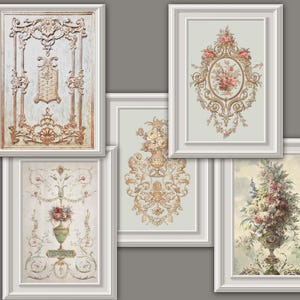 Könnte beinhalten: Fünf gerahmte Kunstdrucke mit floralen und architektonischen Vintage-Designs in Gold und Creme. Die weißen Rahmen erzeugen einen Galerie-Wand-Effekt. Die Drucke zeigen verzierte Details, passend für ein klassisches Interieur.