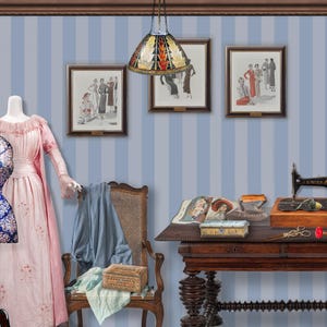Op de afbeelding: Een kamer met een vintage thema, met een paspop, een roze jurk en een naaimachine op een houten tafel. De kamer heeft ingelijste kunstwerken en een lamp met patronen. Een blauw en wit patroon paspop staat voor een roze jurk.