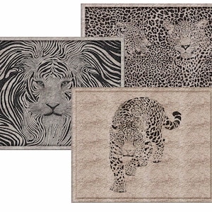 Può includere: Tre tappeti decorativi con disegni di animali. Un tappeto presenta un volto di leone zebrato in bianco e nero. Un altro tappeto mostra due facce di leopardo con un motivo maculato. Il terzo tappeto mostra un leopardo che cammina.